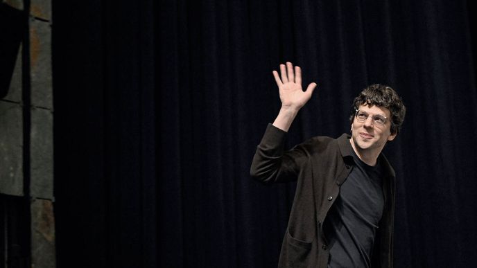 Jesse Eisenberg „Nikdy jsem nic neplánoval, nikdy mě třeba nenapadlo, že by mě někdo obsadil do superhrdinského velkofilmu,“ říká hvězda filmů jako Sociální síť nebo Zombieland. A také svébytný autor. Jesse Eisenberg „Nikdy jsem nic neplánoval, nikdy mě třeba nenapadlo, že by mě někdo obsadil do superhrdinského velkofilmu,“ říká hvězda filmů jako Sociální síť nebo Zombieland. A také svébytný autor.
