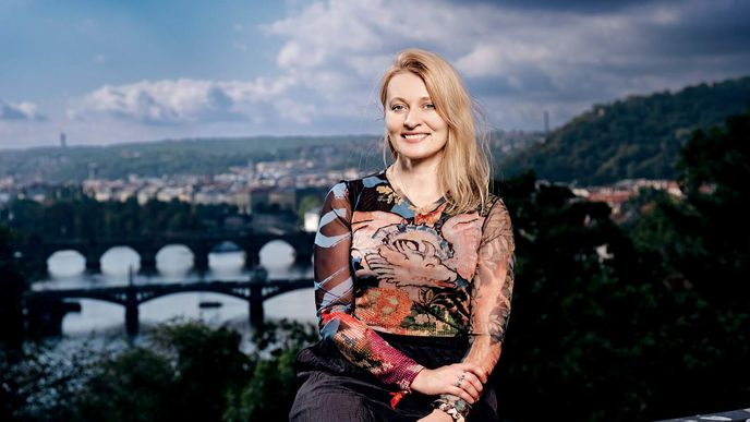 Spisovatelka IVA HADJ MOUSSA „Nevadí mi spolucestující v metru, kteří hulákají do telefonu. Poslouchám úryvky konverzací a domýšlím k nim příběhy. Spisovatelka IVA HADJ MOUSSA „Nevadí mi spolucestující v metru, kteří hulákají do telefonu. Poslouchám úryvky konverzací a domýšlím k nim příběhy.
