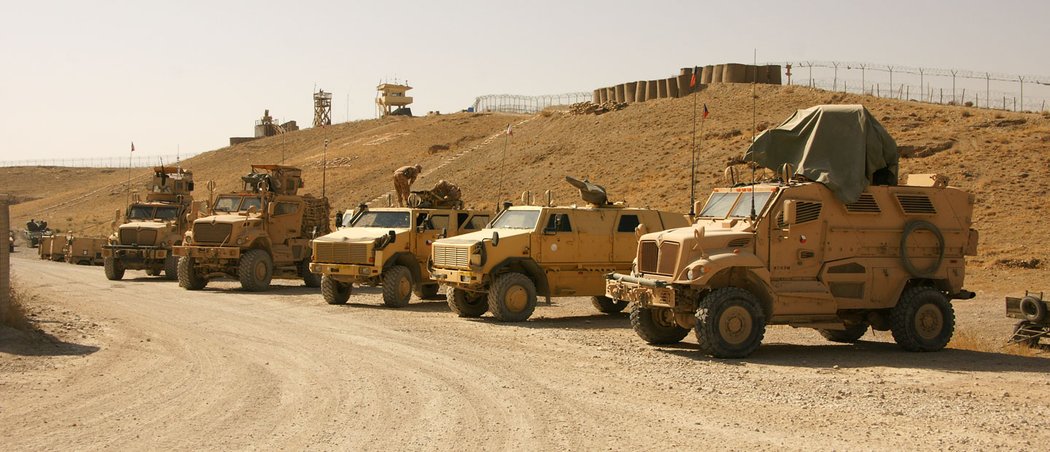 Internatonal maxxpro je jen jedním z vozidel používaných českou armádou v Afghánistánu. Na základně potkáte také land rovery, speciální iveka i tatry.