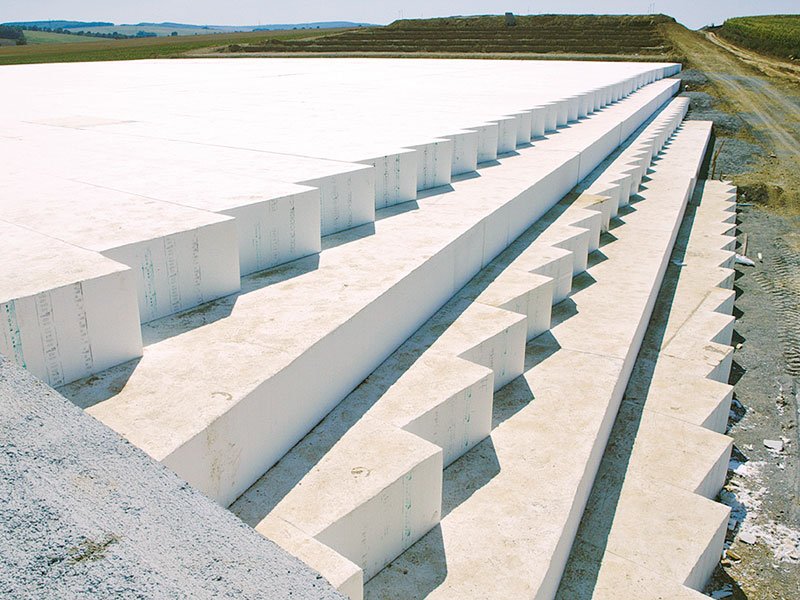 Jednotlivé bloky expandovaného polystyrenu se na sebe skládají podobně jako cihly. K zajištění proti vzájemnému posunutí se využívají speciální hmoždinky.