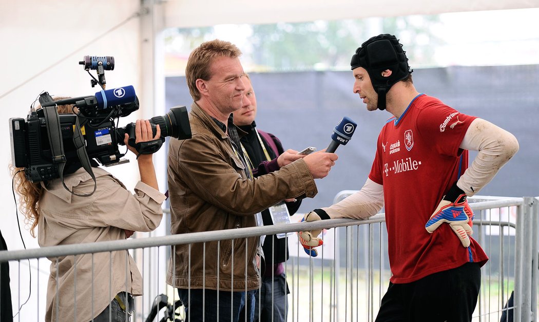 Vedle němčiny, kterou právě používá při rozhovoru s televizním štábem, hovoří český brankář ještě anglicky, francouzsky a částečně také rusky, portugalsky a italsky.