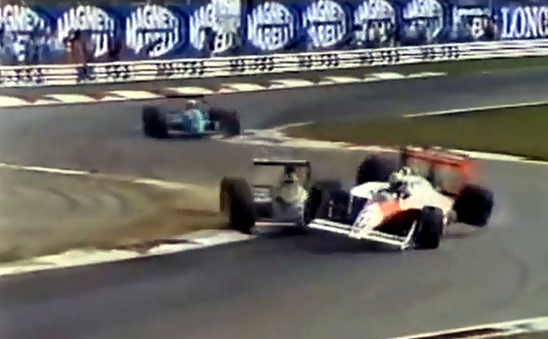 Kolize Schlessera s Ayrtonem Sennou (červenobílý vůz) v jediném závodě F1, v němž Jean-Louis startoval