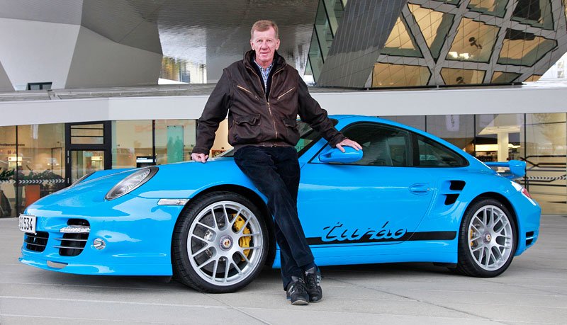 04Německá legenda v devětašedesáti letech jezdí stále rychle a usedá do vozů Porsche