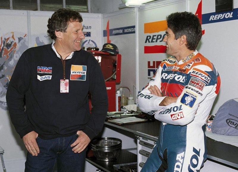 Jeho australský krajan Jeremy Burgess (vlevo) pracoval jako šéf týmu a postupem času se z něj stal uznávaný závodní inženýr