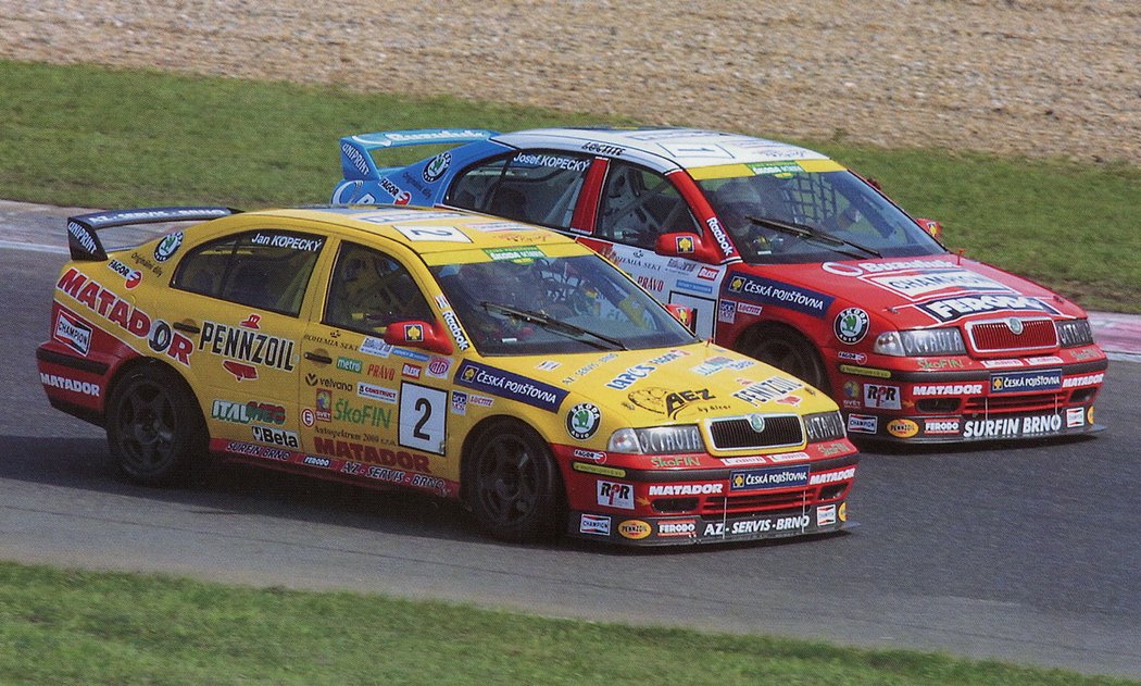 V roce 1999 bojoval Josef Kopecký v závodech Česká pojišťovna Škoda Octavia Cupu se synem Janem (žlutý vůz).