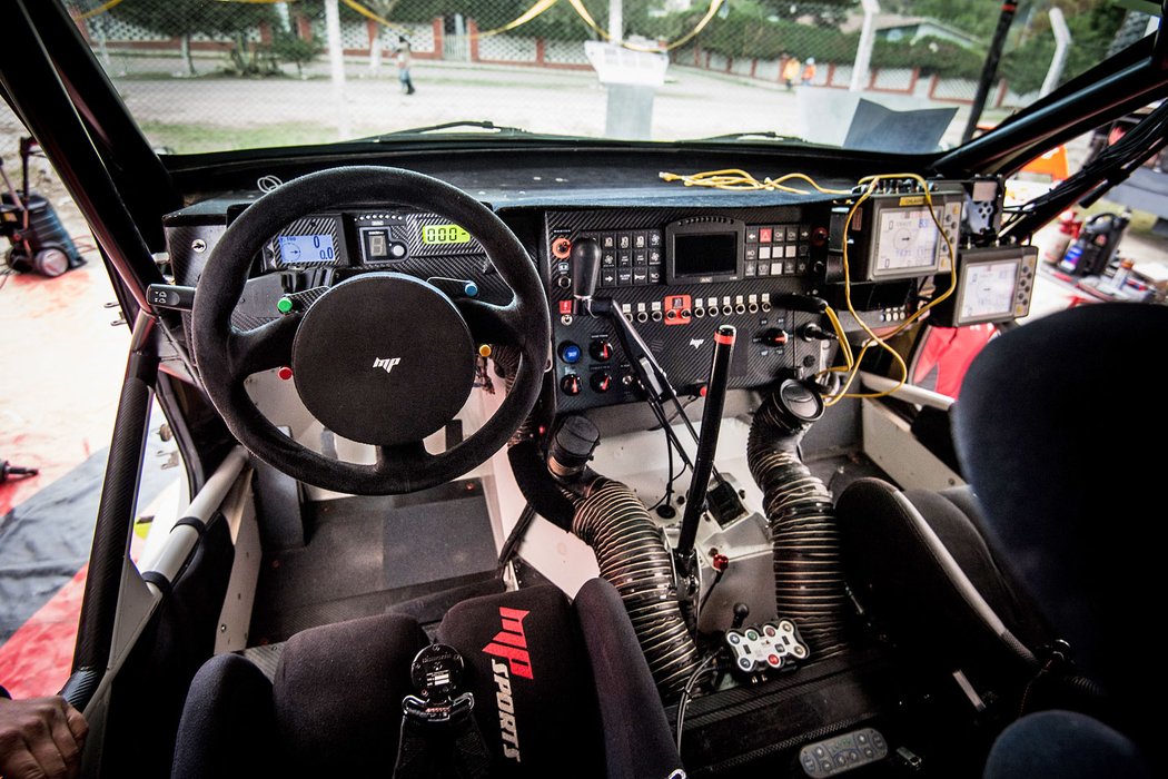 Interiér závodního speciálu Fordu Raptor F-150 Evo pro dálkové soutěže (cross-country), Dakar nevyjímaje. V Prokopově týmu MP Sports mu všichni říkají Shrek.
