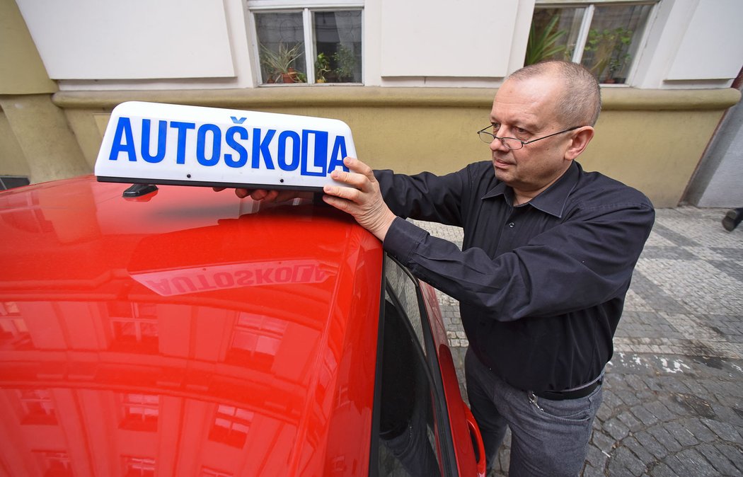 Dříve učil Ondřej Horázný v autoškole každý den. Dnes už usedá na místo instruktora jen příležitostně. Vytěžuje ho práce pro profesní organizaci a zejména vlastní advokátní praxe.