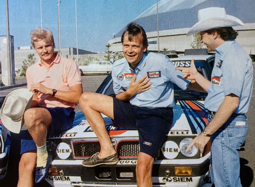 Markku Alen (uprostřed) s Mikim Biasionem (v klobouku) v roce 1986