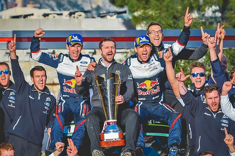 Radost po výhře v Monte Carlu, trofej drží Milan Poláček