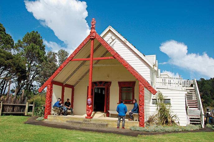 Matatina Marae – meeting house na okraji Waipoua Forest, který vybudoval Ned Nathan, maorský voják a hlavní postava Havasova prvního filmu Once Upon an Island.
