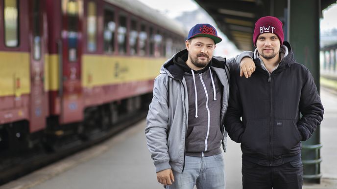 Máme rádi železnici, svobodu a dobré pivo, říkají dva nekonvenční čeští cestovatelé Honza s Vláďou