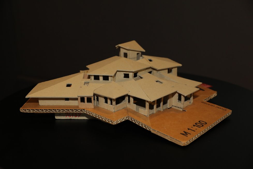 Papírové modely staveb které Milunić vyráběl