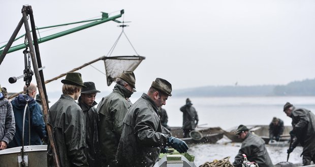 Rybáři vytáhli do sítí kapry, amury i tolstolobiky.