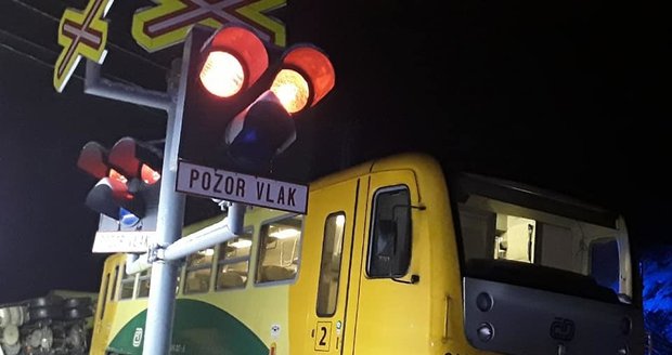 U Rožné na Žďársku vykolejil vlak: Narazil do kamionu!