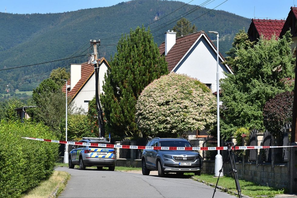 Policie našla v rodinném domě v Rožnově pod Radhoštěm čtyři zastřelené. Šlo o trojnásobnou vraždu a následnou sebevraždu.