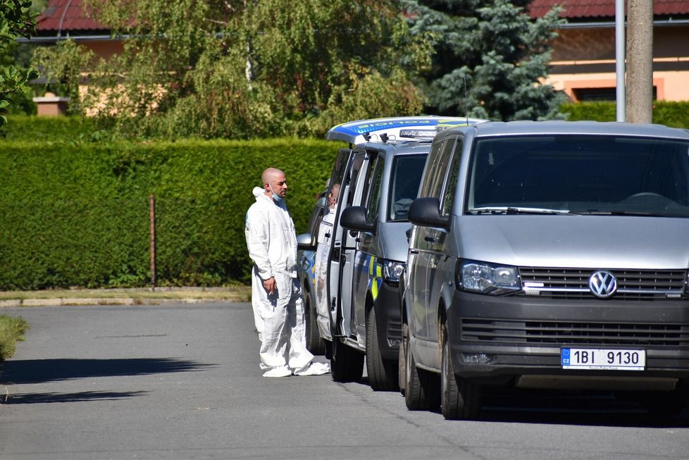 Policie našla v rodinném domě v Rožnově pod Radhoštěm čtyři zastřelené. Šlo o trojnásobnou vraždu a následnou sebevraždu.