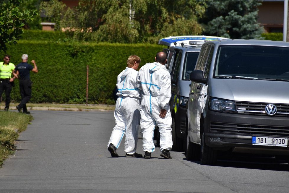 Policie našla v rodinném domě v Rožnově pod Radhoštěm čtyři zastřelené. Šlo o trojnásobnou vraždu a následnou sebevraždu.