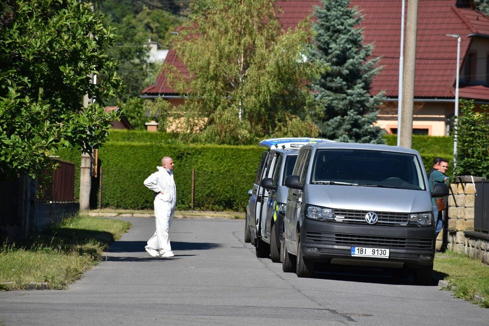 Policie našla v rodinném domě v Rožnově pod Radhoštěm čtyři zastřelené. Šlo o trojnásobnou vraždu a následnou sebevraždu.