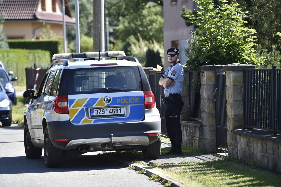 Rožnov pod Radhoštěm místem krveprolití. Strážník zastřelil své dvě děti, ženu policistku a pak sebe.