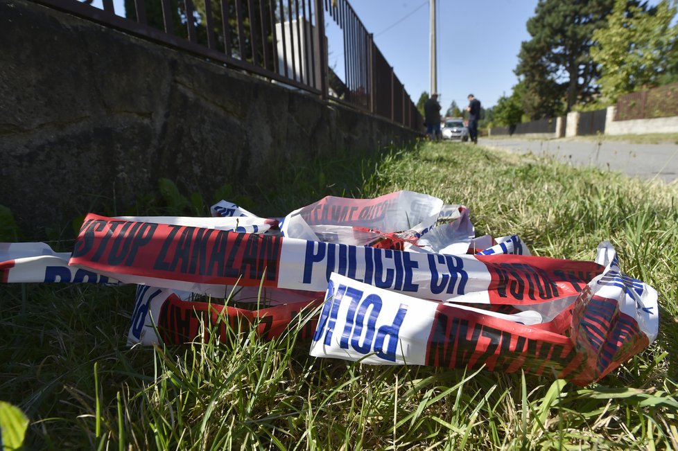 Rožnov pod Radhoštěm místem krveprolití. Strážník zastřelil své dvě děti, ženu policistku a pak sebe.