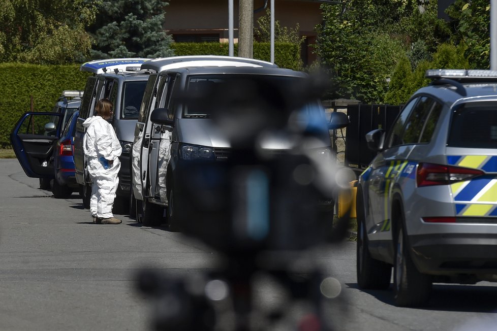 Rožnov pod Radhoštěm místem krveprolití. Strážník zastřelil své dvě děti, ženu policistku a pak sebe.