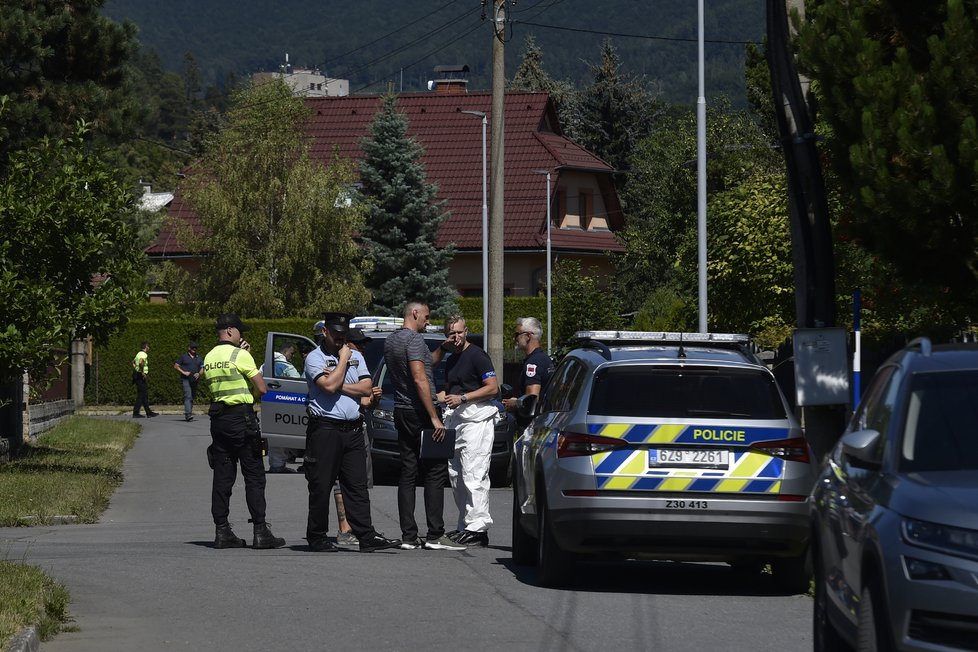 Rožnov pod Radhoštěm místem krveprolití. Strážník zastřelil své dvě děti, ženu policistku a pak sebe.