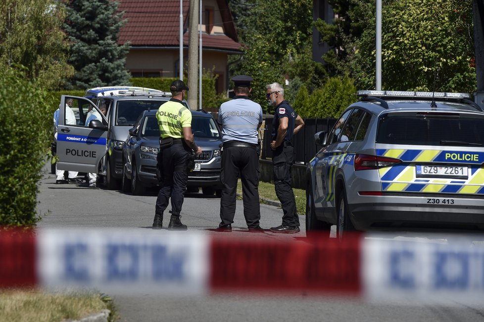 Rožnov pod Radhoštěm místem krveprolití. Strážník zastřelil své dvě děti, ženu policistku a pak sebe.