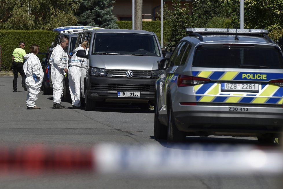 Rožnov pod Radhoštěm místem krveprolití. Strážník zastřelil své dvě děti, ženu policistku a pak sebe.