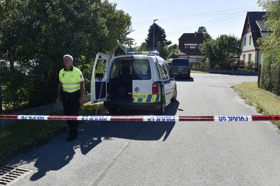 Rožnov pod Radhoštěm místem krveprolití. Strážník zastřelil své dvě děti, ženu policistku a pak sebe.