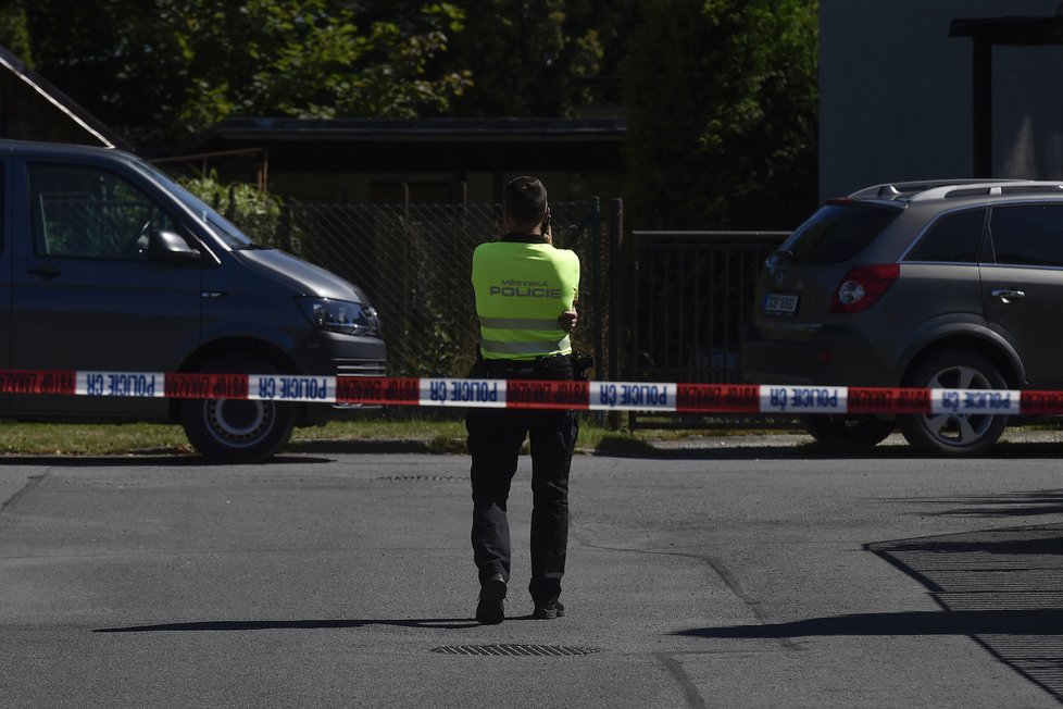 Rožnov pod Radhoštěm místem krveprolití. Strážník zastřelil své dvě děti, ženu policistku a pak sebe.