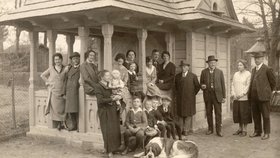 Bratři Fassmanové, z jedné z největších papíren v Evropě, se oženili se sestrami Málkovými z pivovaru, který ležel na protějším břehu řeky