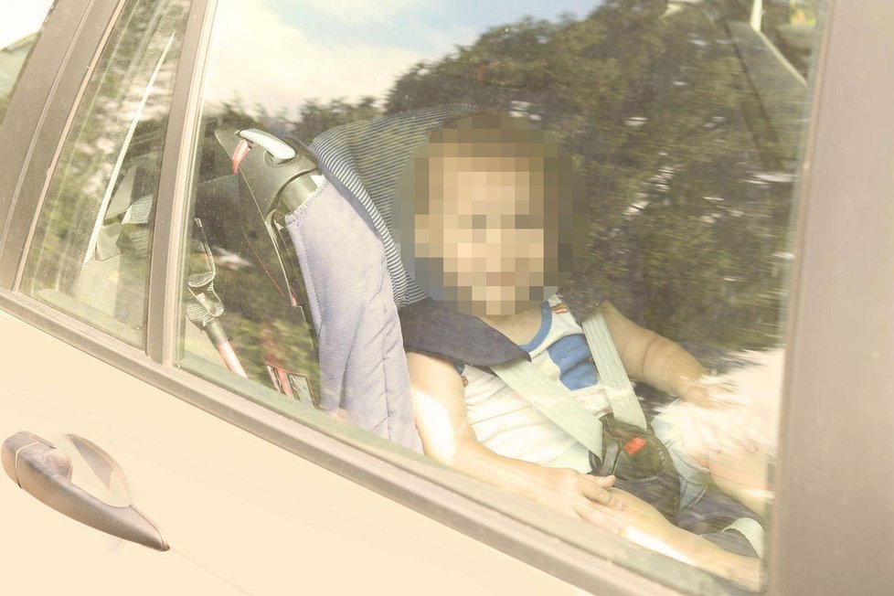 K několika případům zanechání dítěte v rozpáleném autě došlo i v Česku (ilustrační foto).