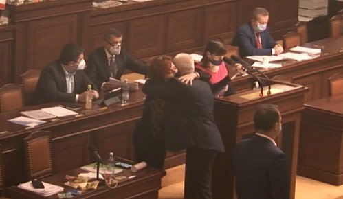 Ve sněmovně po schválení rozpočtu rozezněl potlesk a za ministryní financí Alenou Schillerovou přišel šéf poslaneckého klubu ANO Jaroslav Faltýnek, aby ji objal. (18. 12. 2020)