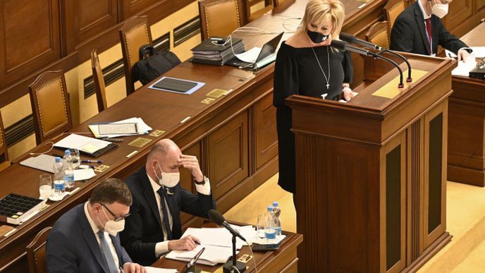 Sněmovna schválila základní parametry rozpočtu se schodkem 280 miliard korun