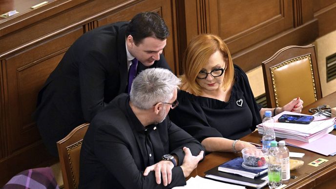 Sněmovna hlasy vládní koalice dnes v noci schválila základní parametry návrhu státního rozpočtu na letošní rok se schodkem 310 miliard korun. Sněmovna hlasy vládní koalice dnes v noci schválila základní parametry návrhu státního rozpočtu na letošní rok se schodkem 310 miliard korun.