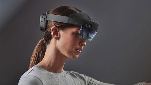  HoloLens 2 vydrží na baterii fungovat přibližně tři hodiny. Je to totiž kompletní počítač. Novinka od Applu by se spoléhala na výpočetní výkon iPhonu 