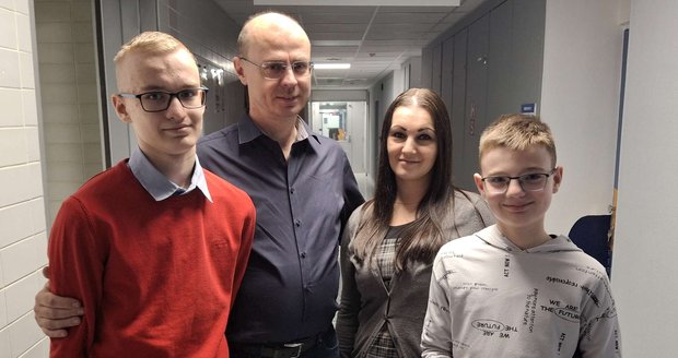 Manželé Růžičkovi a jejich dva synové, kteří se narodili s rozštěpem obličeje.