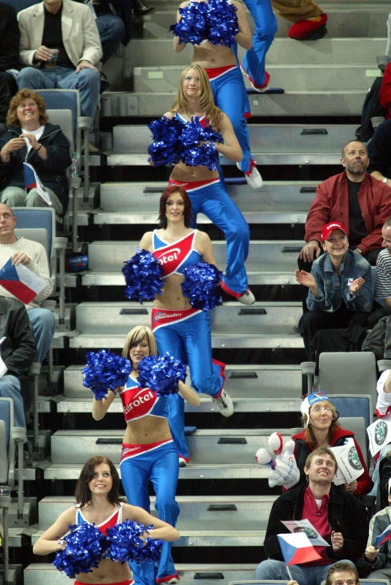 Na hokejovém Mistrovství světa v Praze v roce 2004 nechyběly roztleskávačky