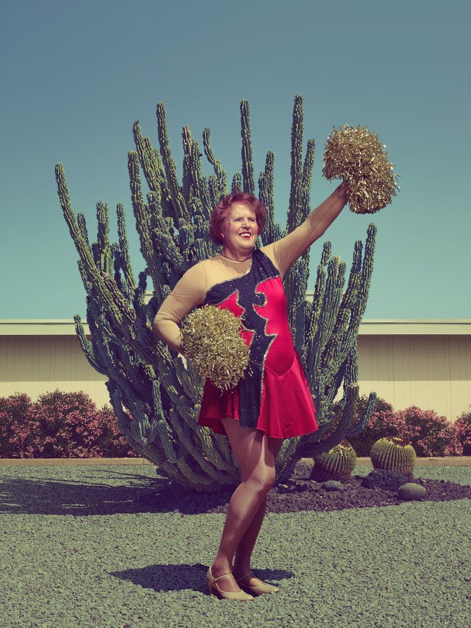Greta se svými zlatými střapci před vzrostlým kaktusem v Arizoně.