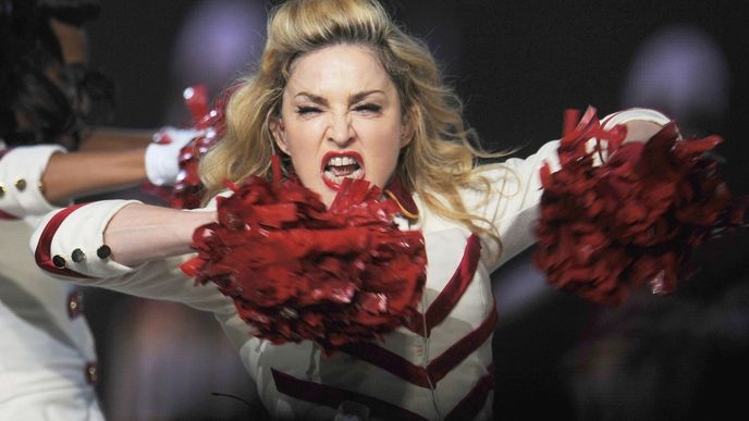 Madonna cheerleadingové prvky zařadila i do svých vystoupení.