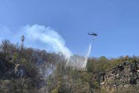 Mohutný požár lesa u Prahy: Hořelo v nepřístupném terénu, hasil vrtulník i lezci