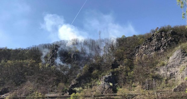 U železniční trati mezi Roztoky a Libčicemi vypukl mohutný požár, 19. dubna 2019.