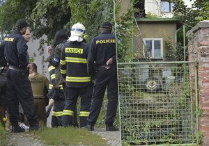 Policisté a hasiči prozkoumávali i dům v Roztokách u Prahy.