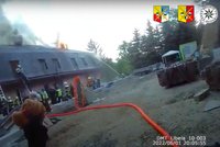 Dojemné video ze zásahu v Roztokách. Policista lezl pro stařenku oknem: Už jste v pořádku, my se o vás postaráme! utěšoval ji