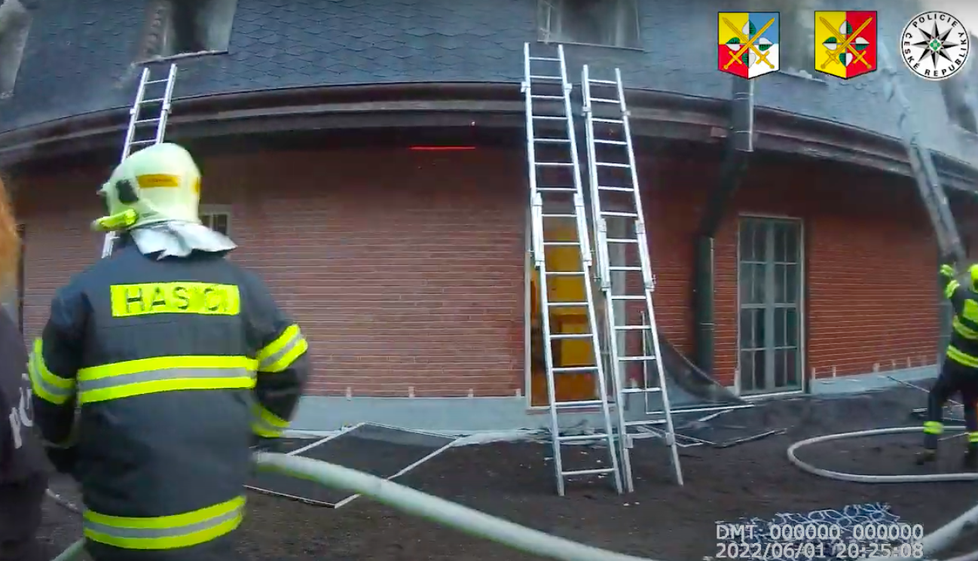 Požár alzheimer centra v Roztokách. Pro seniory museli hasiči lézt oknem, aby je vysvobodili z ohnivého pekla. (1. června 2022)