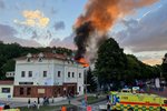 Požár domu s pečovatelskou službou v Roztokách u Prahy. Zraněných by mělo být přes 50 osob (1. červen 2022).