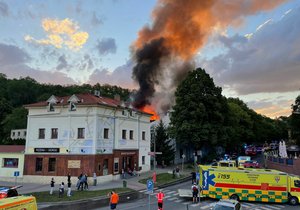 Požár domu s pečovatelskou službou v Roztokách u Prahy. Zraněných by mělo být přes 50 osob (1. červen 2022).