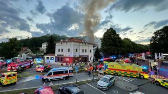 V Roztokách u Prahy hoří alzheimer centrum. Přes 50 lidí je zraněno