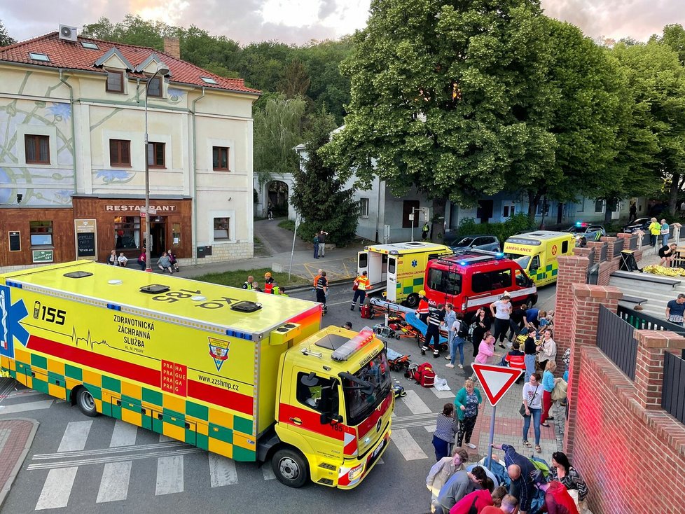 Požár domu s pečovatelskou službou v Roztokách u Prahy. Zraněných by mělo být přes 50 osob. (1. červen 2022)