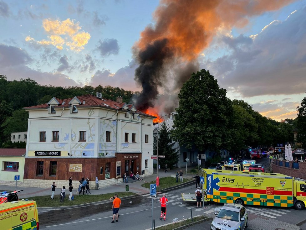 Požár domu s pečovatelskou službou v Roztokách u Prahy. Zraněných by mělo být přes 50 osob. (1. červen 2022)